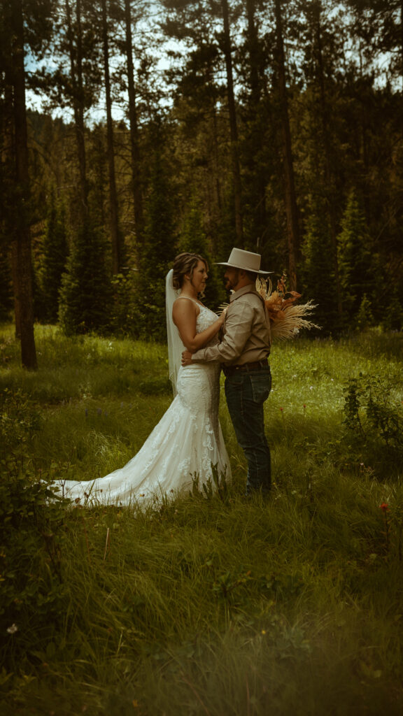 Jackson Hole Wedding Photographer. Kinseylynn Photo Co Wyoming Weddings. Summer Wyoming Wedding at the Box Y Guest Ranch. Jackson Hole Weddings + Elopements. Wyoming Wedding Videography. Wedding Photography in Jackson Hole. 