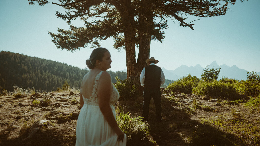Jackson Hole Elopement at the Wedding Tree in Wyoming. Photography by Kinseylynnphoto Co a Jackson Hole Elopement Photographer. Wedding Tree Elopement. Elopement packages in Jackson Hole Wyoming.