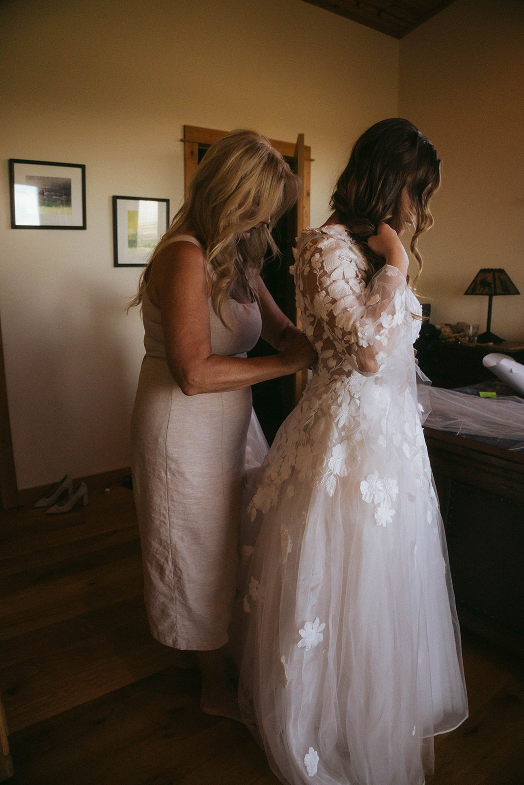 bride getting ready for her wedding in Grandiner montana